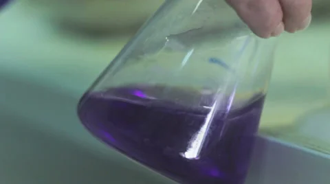 Fluid changes color Vídeos de archivo 35454599