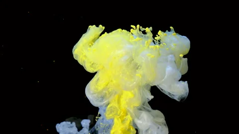 Fluid inks in water. Background made with yellow and silver acrylic paints. Vídeo Stock 153292341