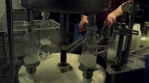 Flushing the bottling machine Video stock 35179086