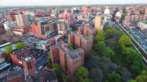 Flushing Meadows Queens Fly Over Apartment Buildings Viewing Trees &amp; Traffic Vídeos de archivo 62820447