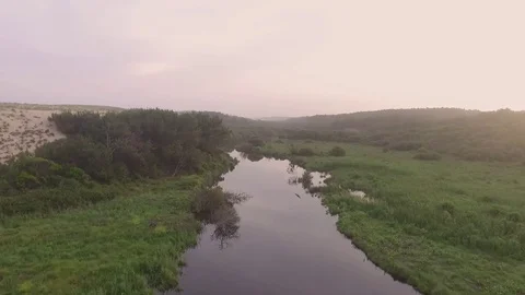 Fluss in Moliets et Maa flug mit der Drohne Video stock 77601666
