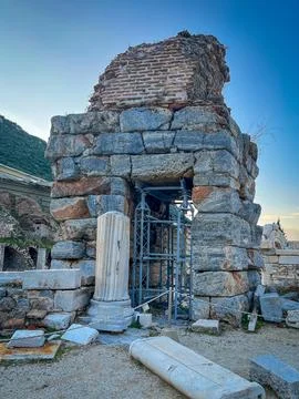 Fluted Marble Column Guards Iron-Gated Arch in Pergamon Stone Tower 스톡 사진