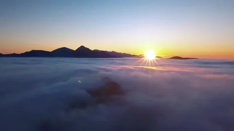 Fly above clouds in alpine mountain nature scenery at beautiful sunrise panorama Vidéo 145832259