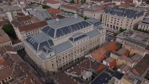 Fly around Hungarian State Opera. Famous large building in old town. Traffic on Vídeos de archivo 249264178