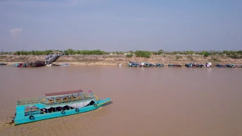 Fly-around panning drone shot of a Tourist boat in Tonle Sap, Cambodia. 스톡 동영상 277679984