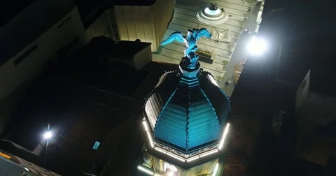 Fly around two headed eagle statue in Rijeka Croatia at night Stockbeeldmateriaal 75924334