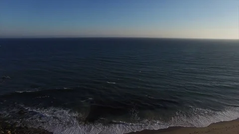 Fly back from beach to reveal cliff Vidéo 81721663