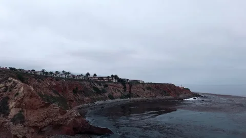 Fly back movement on a rocky cliff in osean 库存影片 250490037