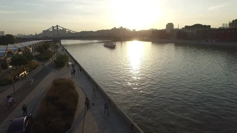 Fly back from sunset over the Moscow river near the Krymsky bridge Vídeos de archivo 129851808