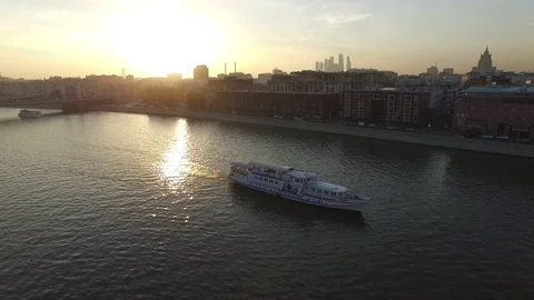 Fly back from sunset over the Moscow river Stock Footage 129854154