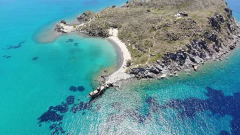 Fly like a bird over bay Vídeo Stock 137560880