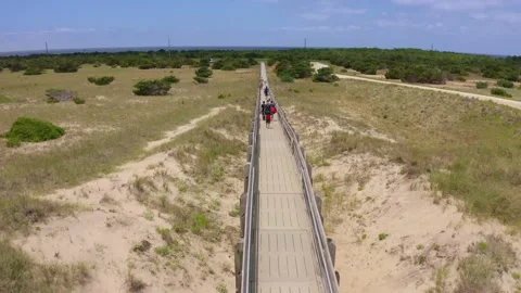 Fly from boardwalk to the beach Vidéo 199989515