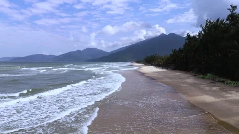 Fly close over Vinh Thanh Beach in Vietnam Vidéo 333115074