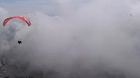 Fly in the clouds 動画素材 128445007