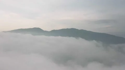 Fly on the clouds with the morning sun Clouds move gently in the sky and sun  Stock-Footage 153534761