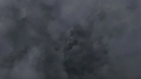 Fly in Dark Grey Clouds Vidéo 141808722