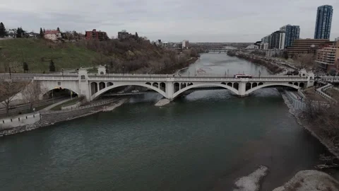 Fly Down Aerial View of Centre Street Bridge Over Bow River, Calgary Видео 336354632
