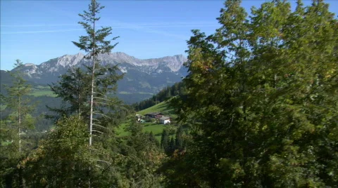 Fly down alp mountain chalet view Vidéo 536244