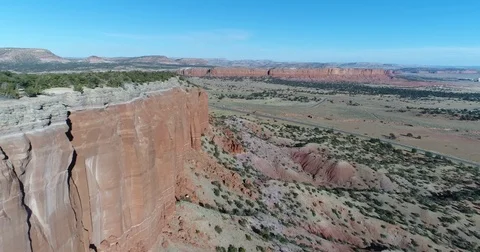 Fly down a long, tall cliffside Stockbeeldmateriaal 84329206