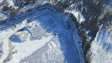 Fly  down over pit on production of  stone with  snow. Top view Vidéo 85633768
