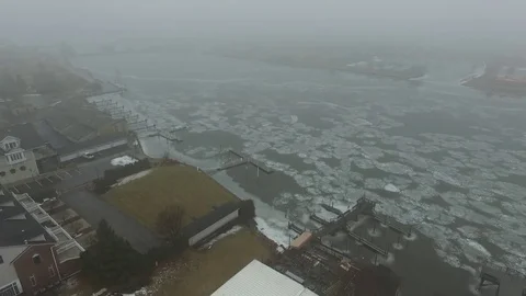 Fly down over river Vidéo 72505249