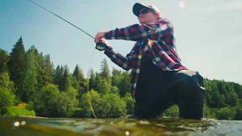 Fly fishing. Angler casts the fly on the rapid river, footage with underwater Vídeos de archivo 155267327