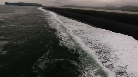Fly Forward Then Look Down Shot Of Seashore At Black Sand Beach in Vík Iceland Vidéo 64072654