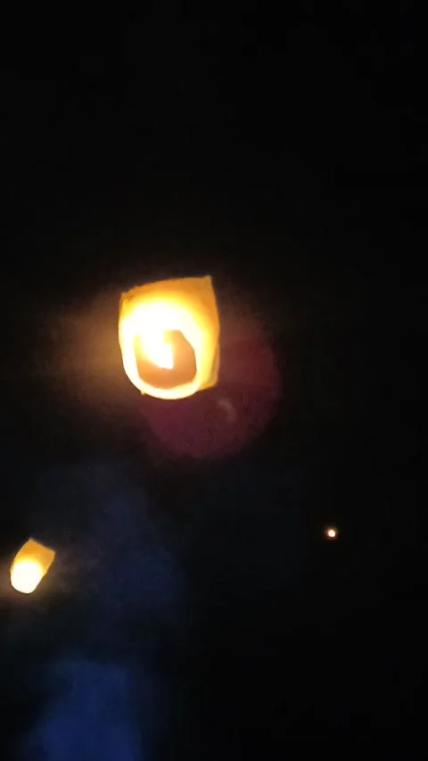 Fly lantern of night from footage Video stock 208899059
