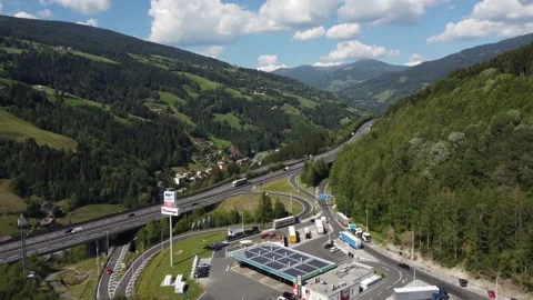 Fly on Mountain across Freeway Austria 库存影片 232618293