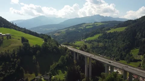 Fly on Mountain across Freeway 库存影片 232618023