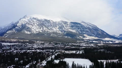 Fly Out Over Canmore and Grotto Mountain Vidéo 309284560