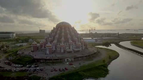 Fly over 99 dome mosque makassar Video stock 161531929