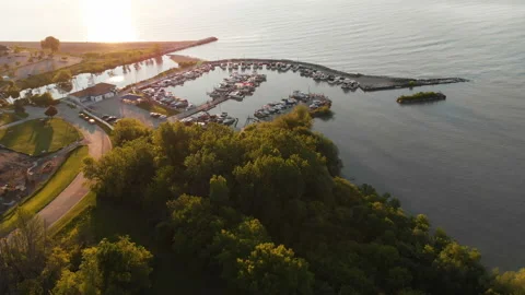 Fly over aerial view of the Michigan lake shore line, pier, yacht club Video stock 111425003