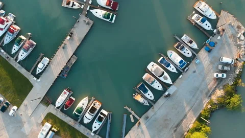 Fly over aerial view of the Michigan lake shore line, pier, yacht club 库存影片 111427352