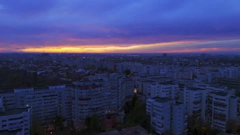 Fly over Bucharest City at night sunset with traffic on main boulevard. Vídeos de archivo 257269659
