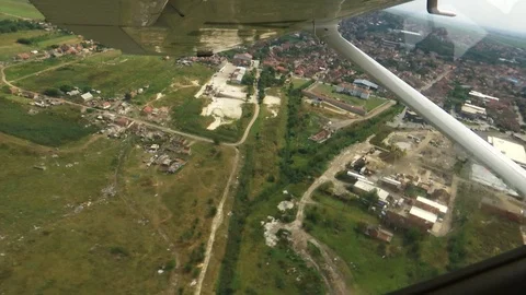 Fly over the city suburbs Stockbeeldmateriaal 94662576