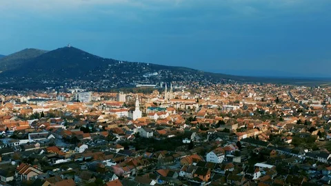 Fly over the city under the hill Vidéo 128302091