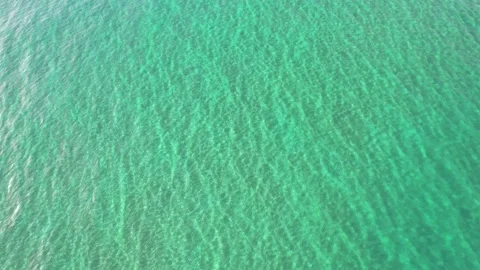 Fly over crystal clear turquoise water Vidéo 221710621
