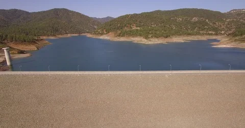 Fly over the dam Vídeos de archivo 82754434