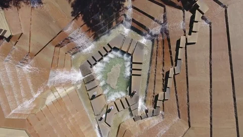 Fly over Fort Worth's famous Water Gardens (medium Shot) w/ a few tourists Vidéo 74128077