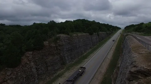 Fly over highway with rock formation walls Vidéo 78247735