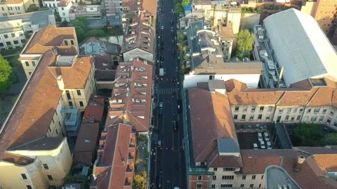 Fly over via Palermo (Milan) 動画素材 166570402
