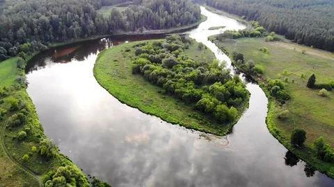 Fly-over-river-island Vídeos de archivo 117069457