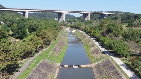 Fly over a river surrouned by trees and trails Video stock 101648904