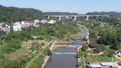 Fly over a river surrouned by trees and trails Video stock 101653085
