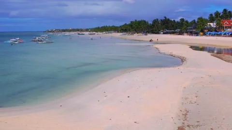 Fly over shallow water of Boracay tropical beach. Paradisiac holidays Vídeo Stock 130263859