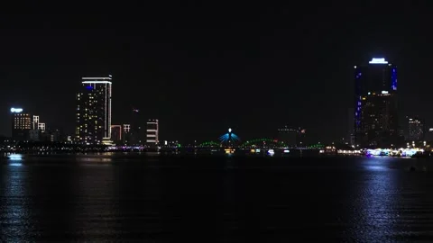 Fly over water towards Han river bridge at evening Vidéo 332806191