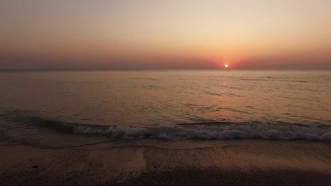 Fly to the right over a sandy beach 스톡 동영상 129113891