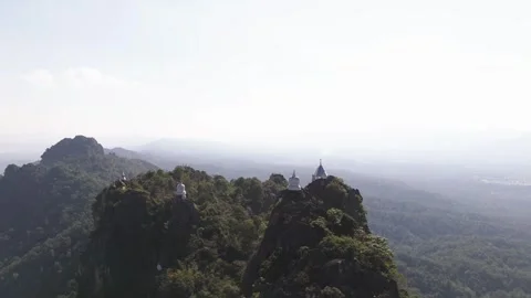 Fly sideways over mountaintop at Buddhist temple Wat Phra Phutthabat Sutthawat 스톡 동영상 330967319