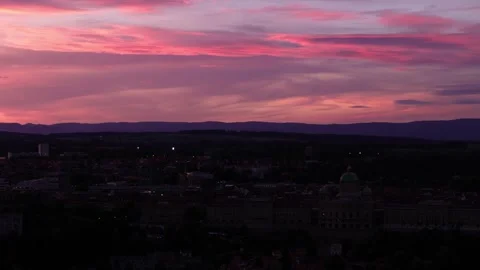 Fly sideways, view of Parlament building and more in Bern during sunset Vidéo 347906910
